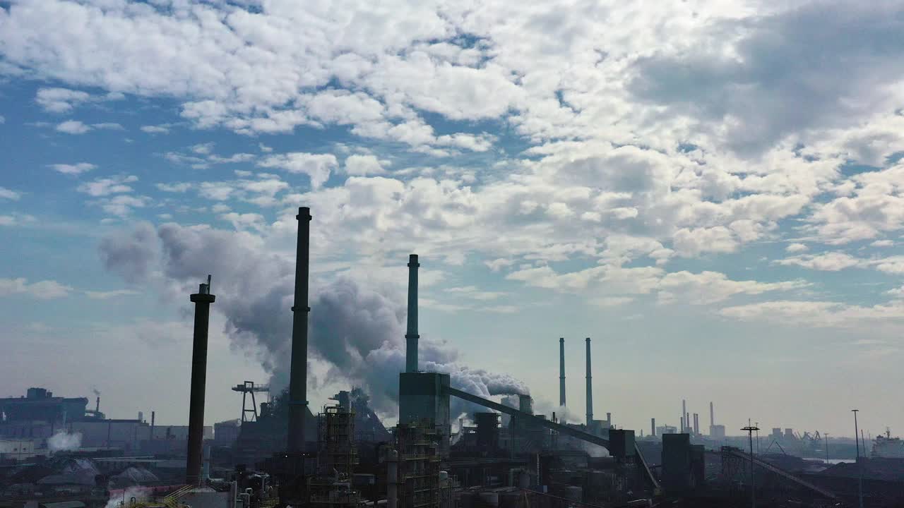 钢铁、能源和煤炭。清晨的工业区。荷兰。视频素材