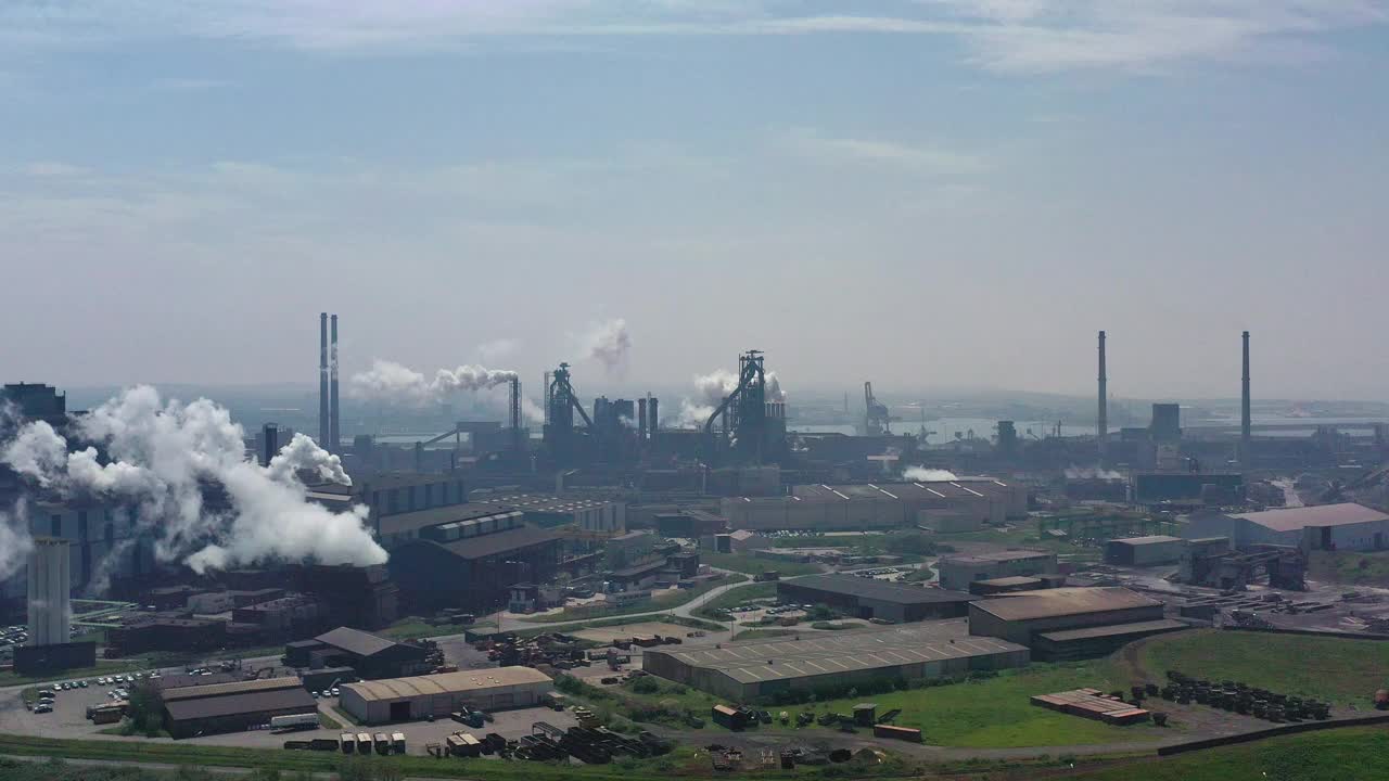 钢铁、能源和煤炭。清晨的工业区视频素材