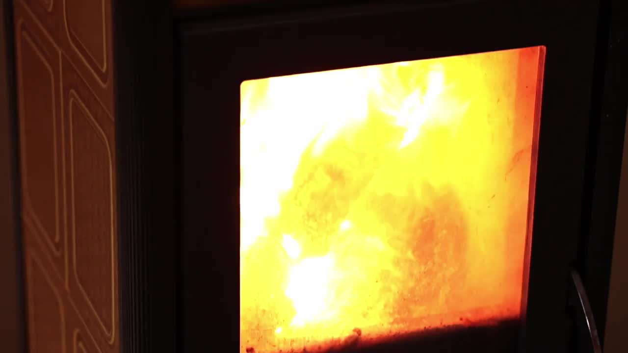 手从旧炉子上取下戒指，把金属水壶烧开水视频素材