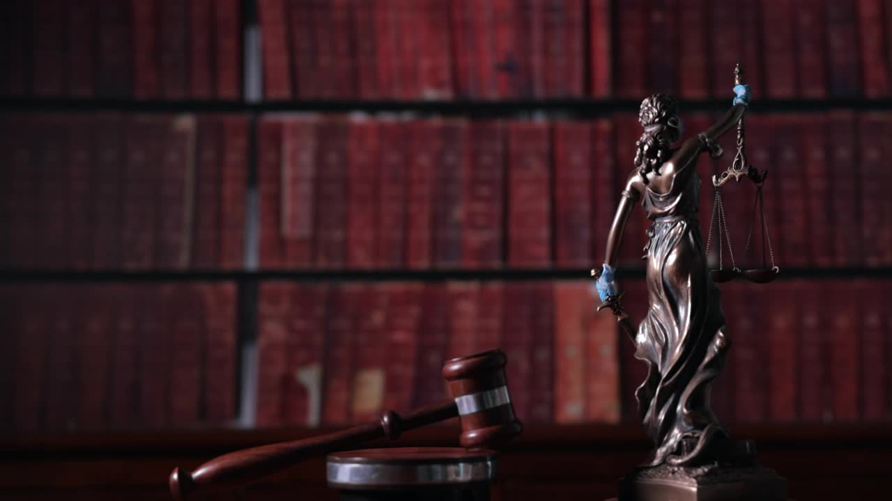 正义雕像(忒弥斯)旋转。法官木槌。新冠肺炎时期的人权法。视频素材