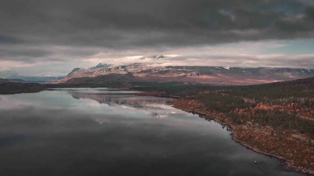 瑞典斯托拉Sjöfallet国家公园秋季景观的时间推移视频下载