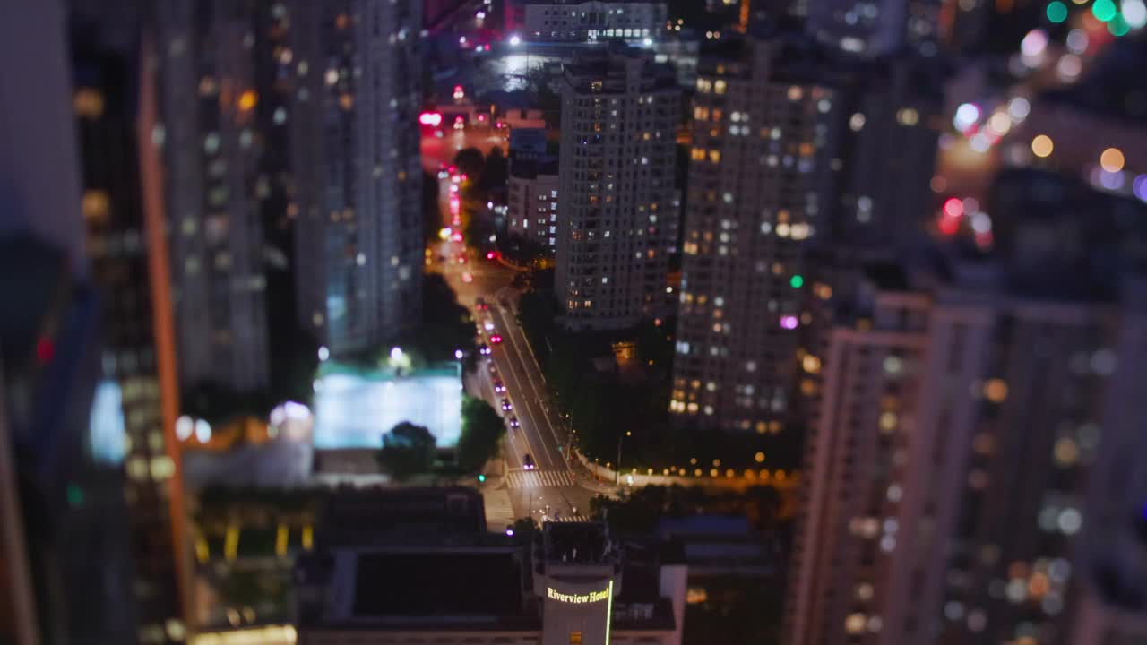 夜晚现代城市街道的倾斜视图视频素材