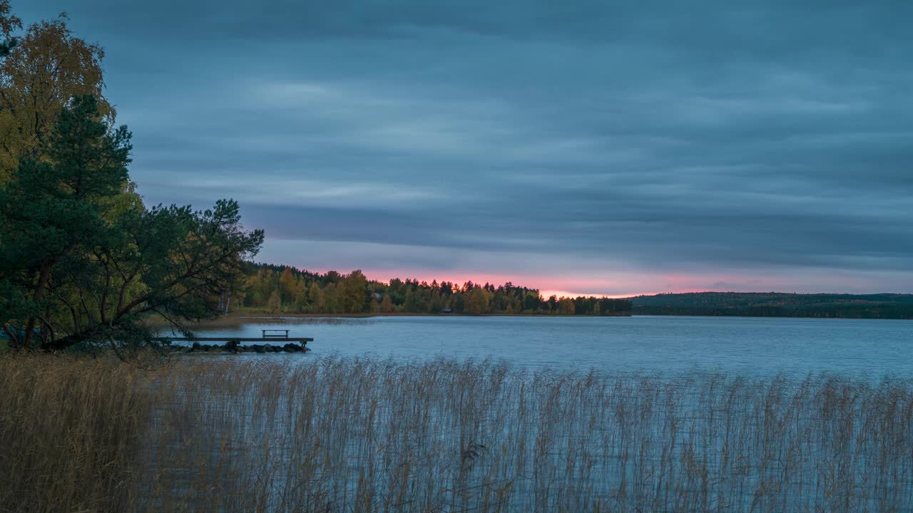 日落时瑞典Vilhelmina Baksjön湖的时间流逝视频下载