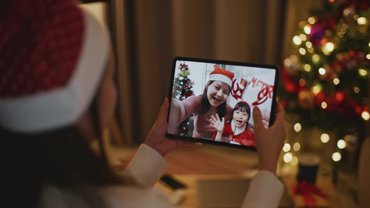 女人和亲戚庆祝圣诞节，尊重社交距离视频素材