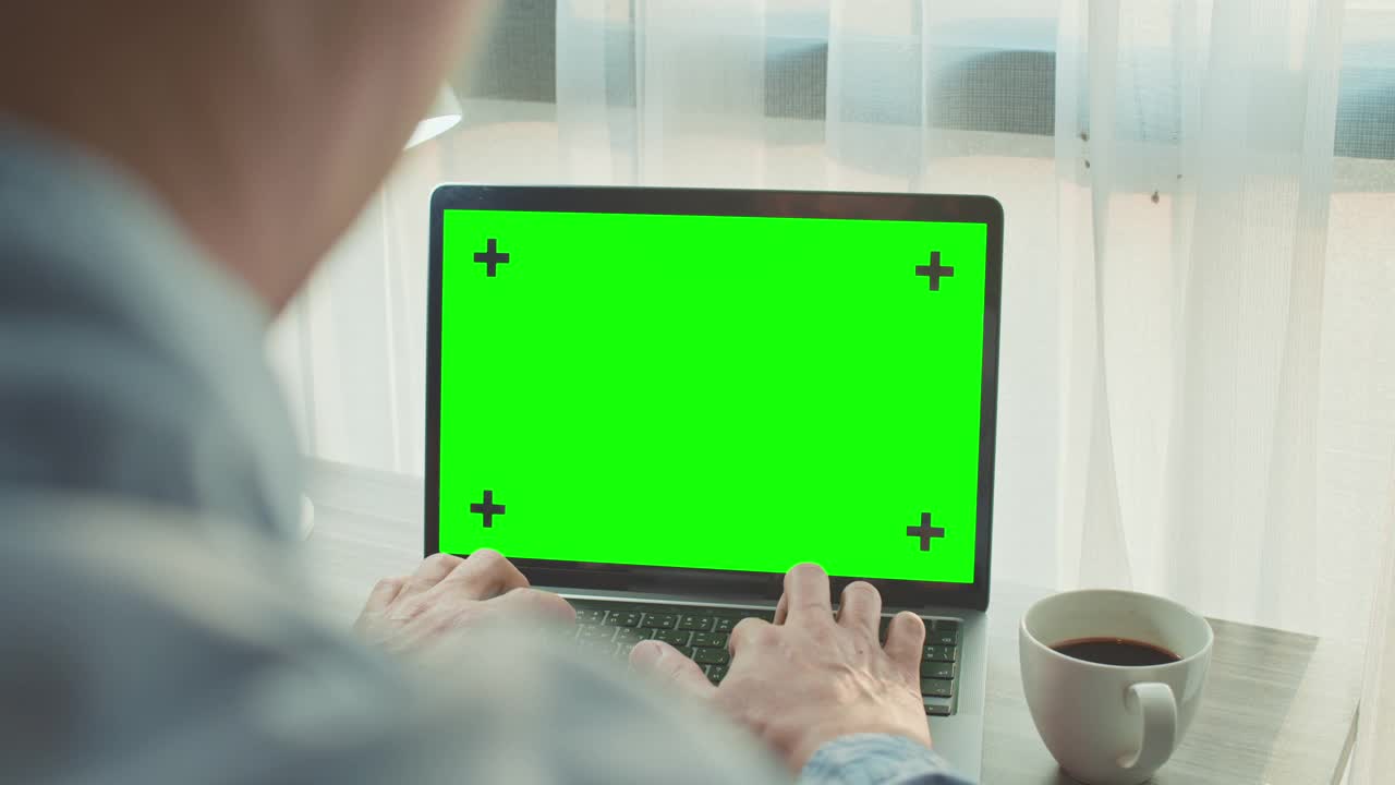男人使用色度键电脑笔记本电脑在家里，特写视频下载