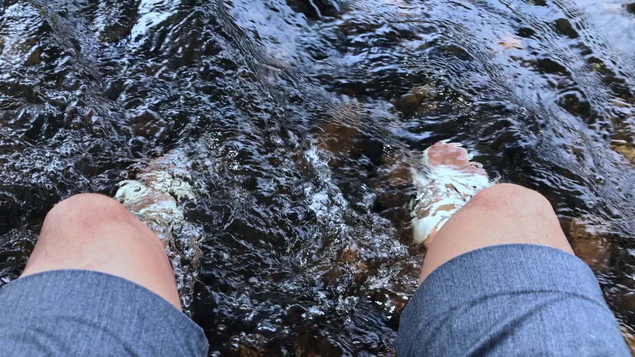 人的脚浸在河里，快乐地流动着视频下载