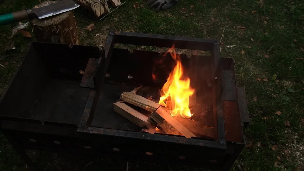 在火盆里燃烧着柴火和木柴。视频下载