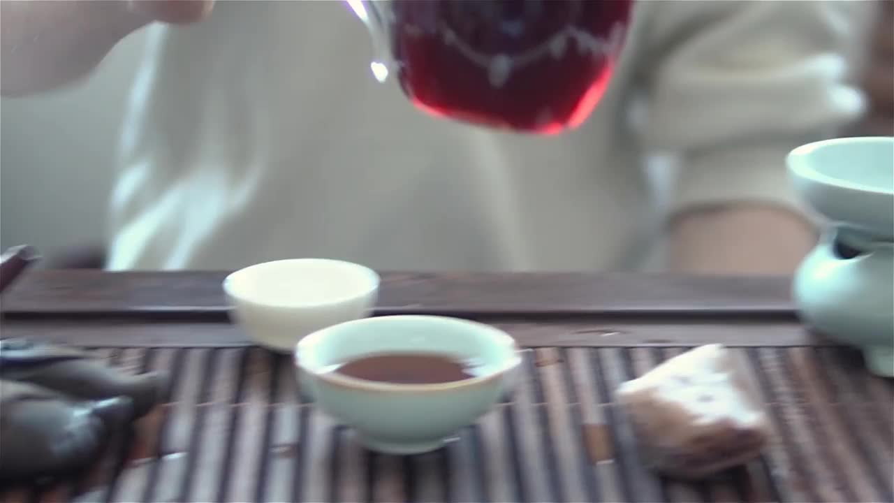 茶道。茶大师倒普洱茶视频素材