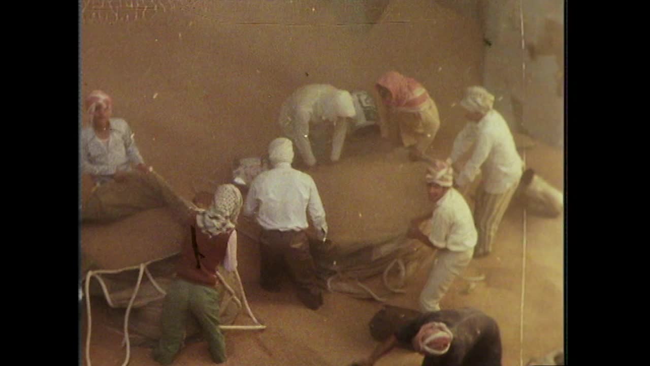 伊拉克巴士拉，谷物装进麻袋;1979视频下载