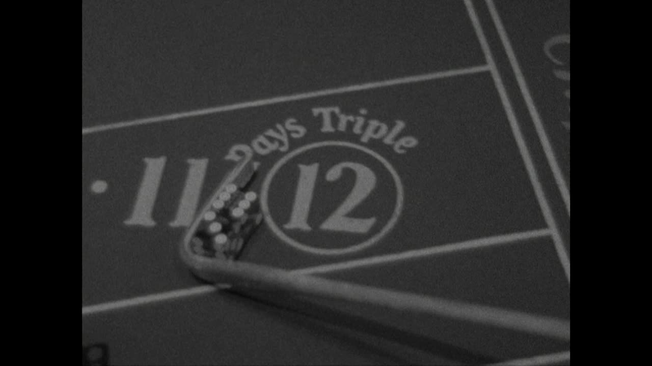 CU赌场管理员棍棒清除赌桌上的骰子;1958视频下载