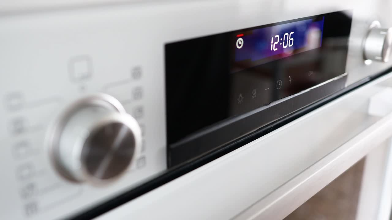 按钮和控制面板的现代烤箱与时钟定时器闪烁。视频素材