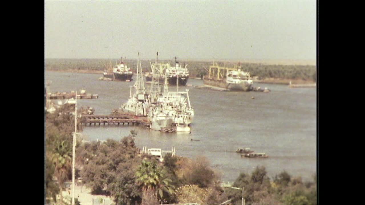 伊拉克巴士拉WSs港口和城市景观;1979视频下载