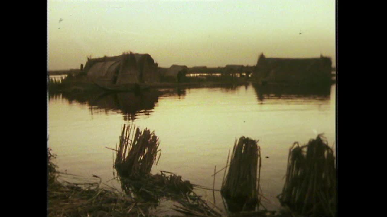 黄昏时，伊拉克人划着船向小岛驶去;1979视频下载