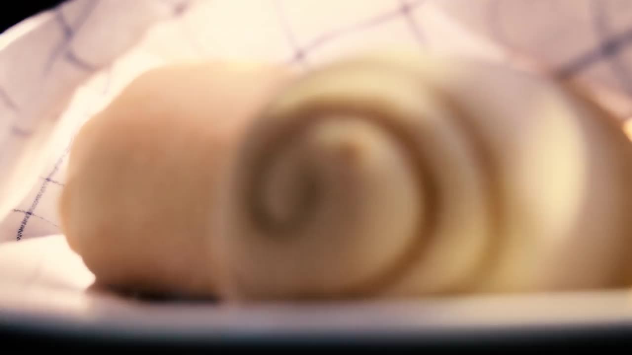 机架焦点肉桂面包面团视频下载
