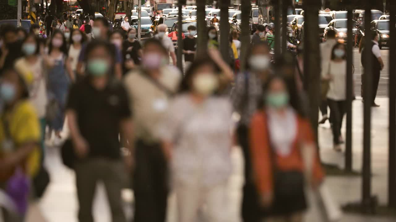 人们戴着口罩走在街上视频下载