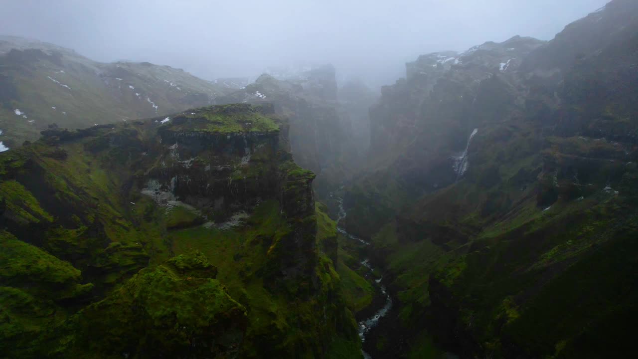 无人机拍摄的冰岛Múlagljúfur峡谷瀑布和壮观的景观。视频下载