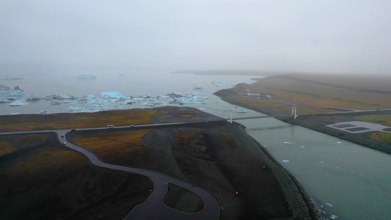 从无人机上可以看到Jökulsárlón冰川泻湖上的冰山。视频下载