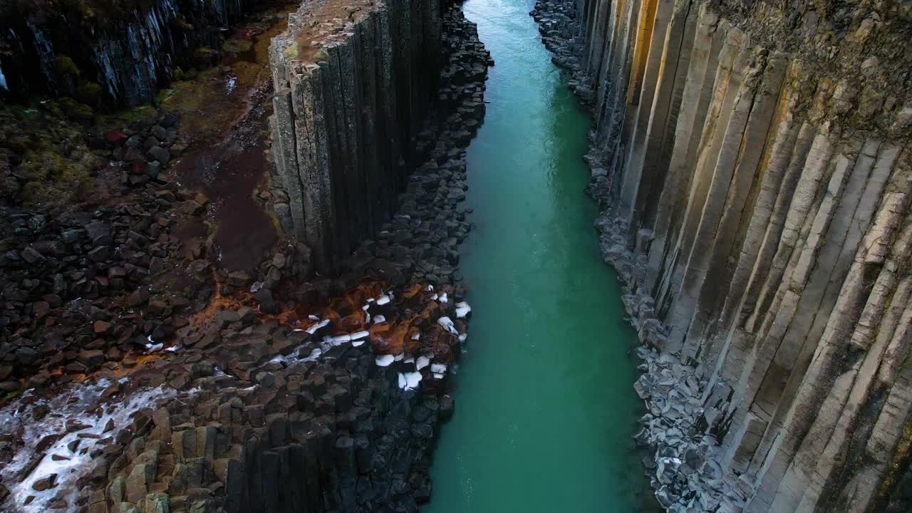 无人机拍摄的冰岛斯图ðlagil峡谷的玄武岩形成。视频下载