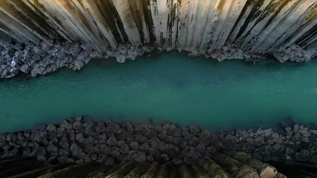 无人机拍摄的冰岛斯图ðlagil峡谷的玄武岩形成。视频下载