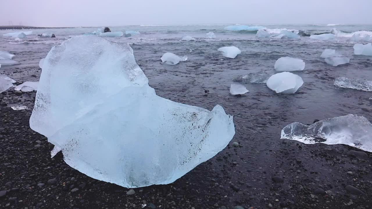 冰岛的钻石海滩，海岸线上有一座大冰山。视频下载