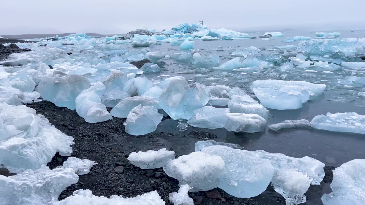 冰岛的Jökulsárlón冰山泻湖，海岸线上有一座大冰山。视频下载