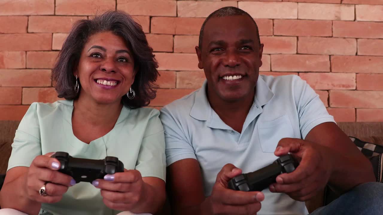 成熟的情侣在客厅玩电子游戏。视频下载
