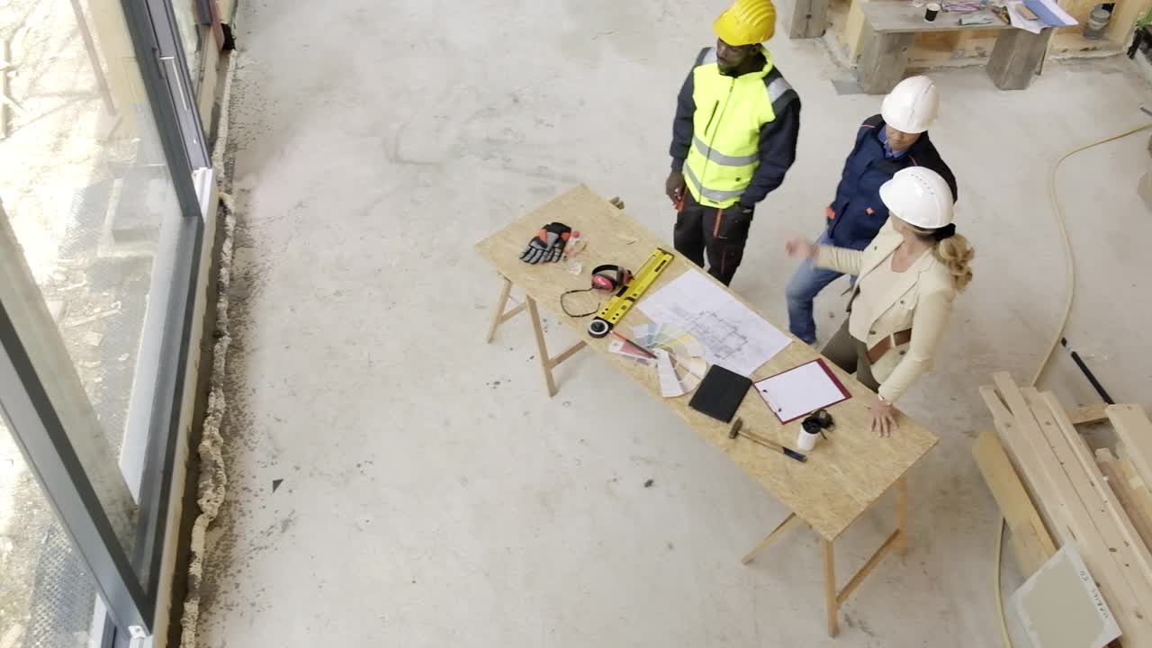 一群建筑师在施工现场修改施工计划视频素材