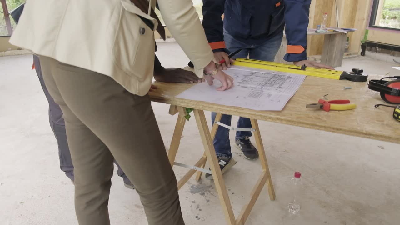 一群建筑师在施工现场修改施工计划视频素材