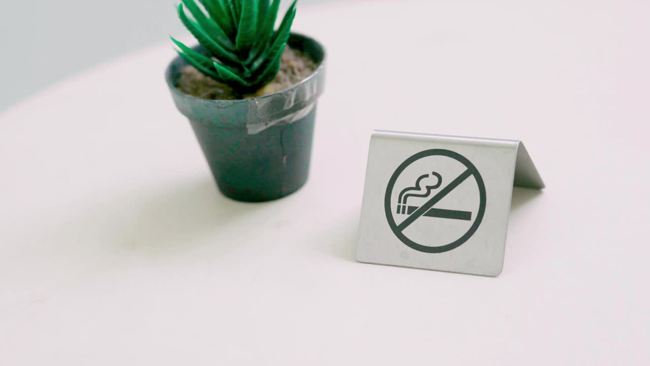 桌子上有禁止吸烟的标志视频下载