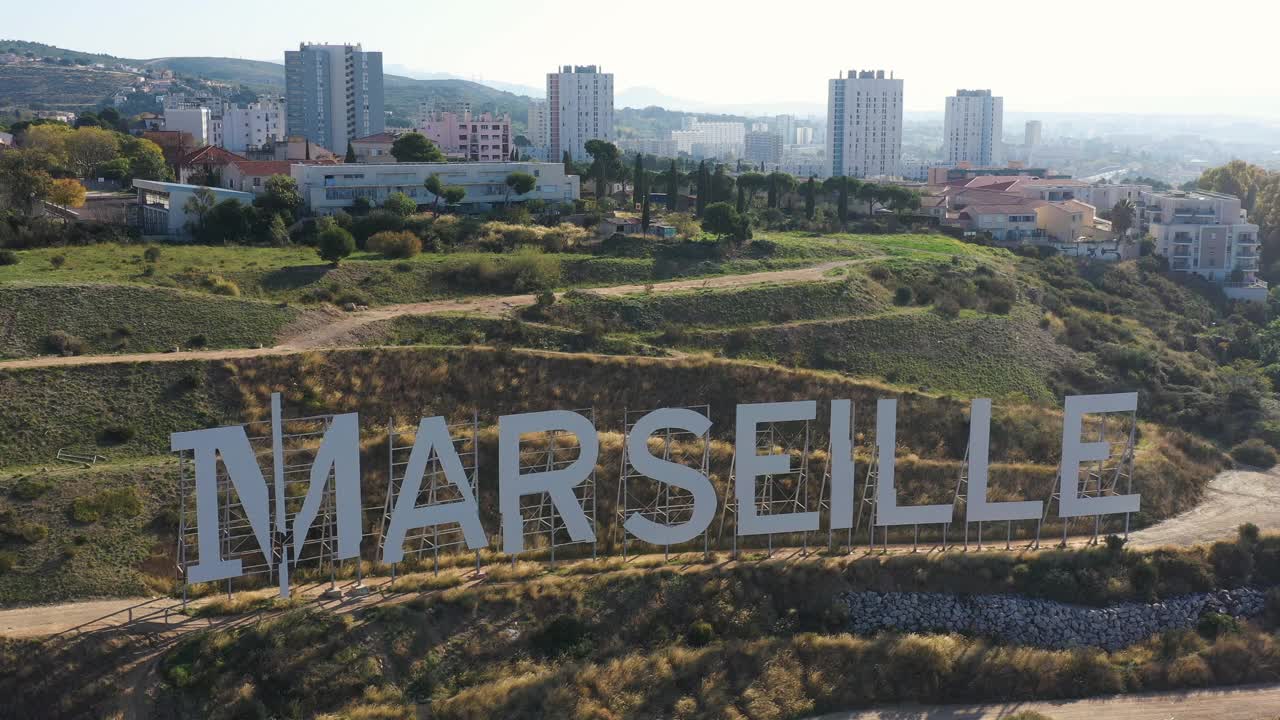 法国，马赛，大字。无人机的鸟瞰图。视频下载