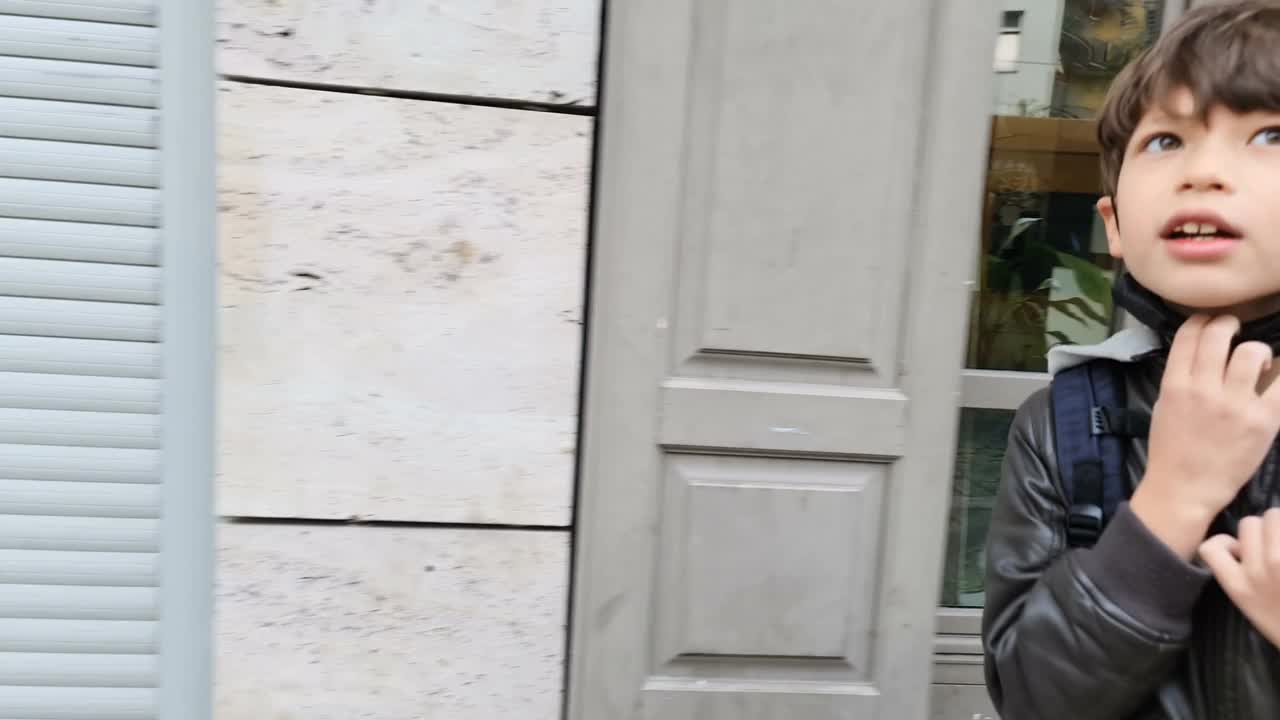 一个男孩戴着面具在去学校的路上在柏林的街道上视频下载