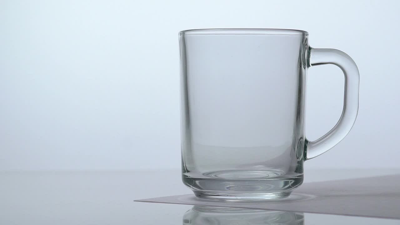 咖啡倒入一个透明的杯子，再加入沸水视频下载