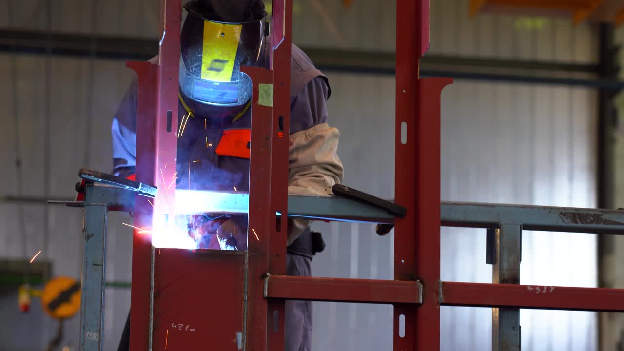 火车工厂的CO2焊接-个人防护设备中的焊工视频素材