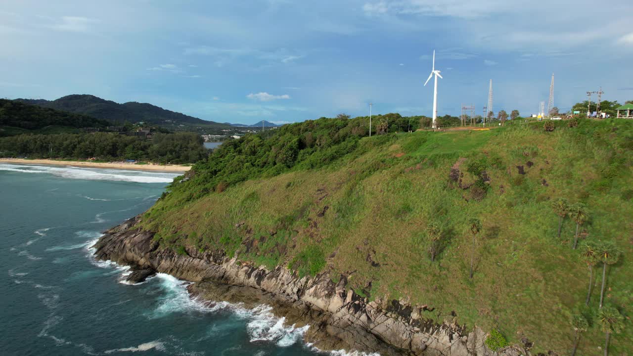 在泰国普吉岛蓬贴角美丽的风景中，无人机飞过风力涡轮机视频素材