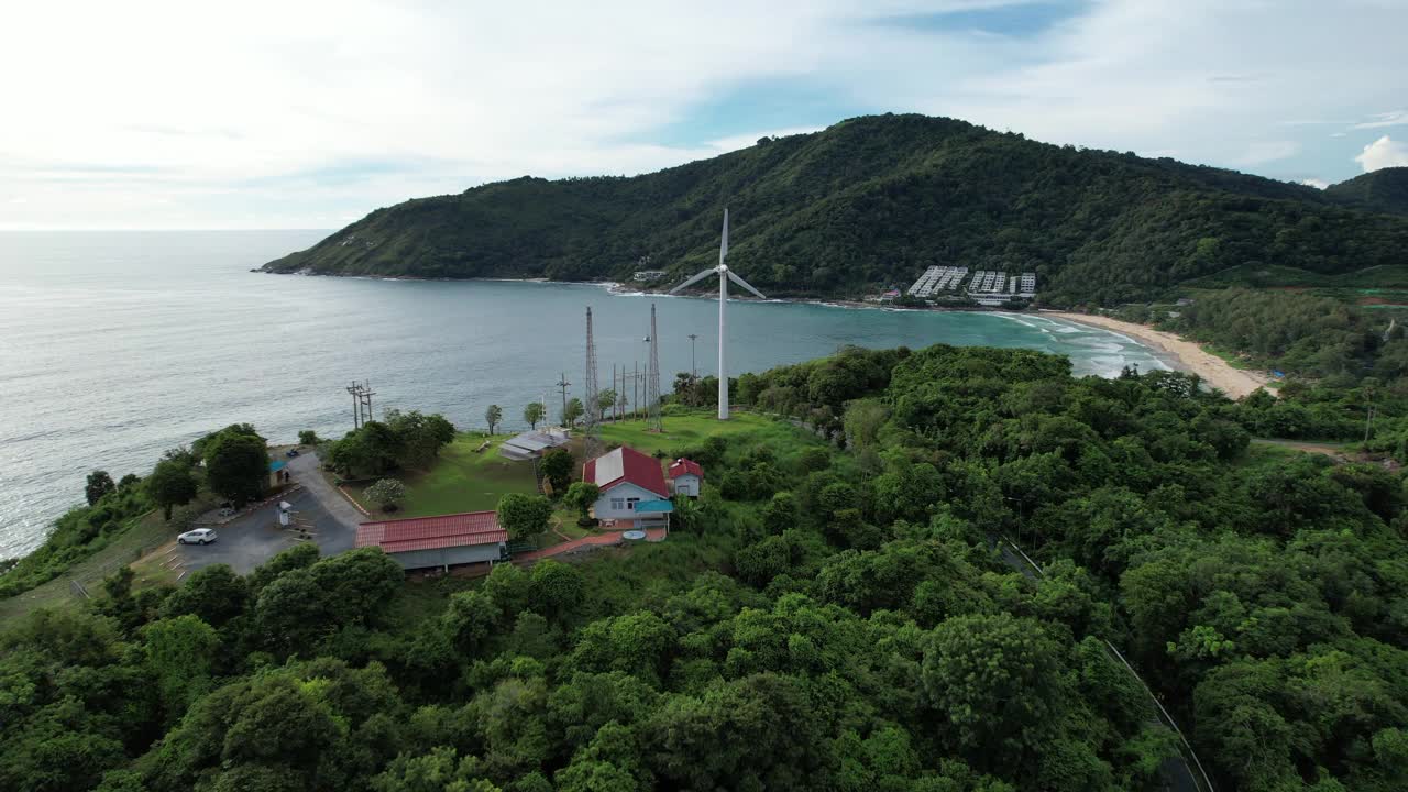 在泰国普吉岛蓬贴角美丽的风景中，无人机飞过风力涡轮机视频素材
