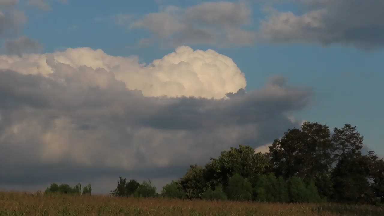 天空和雨云笼罩着农田视频素材