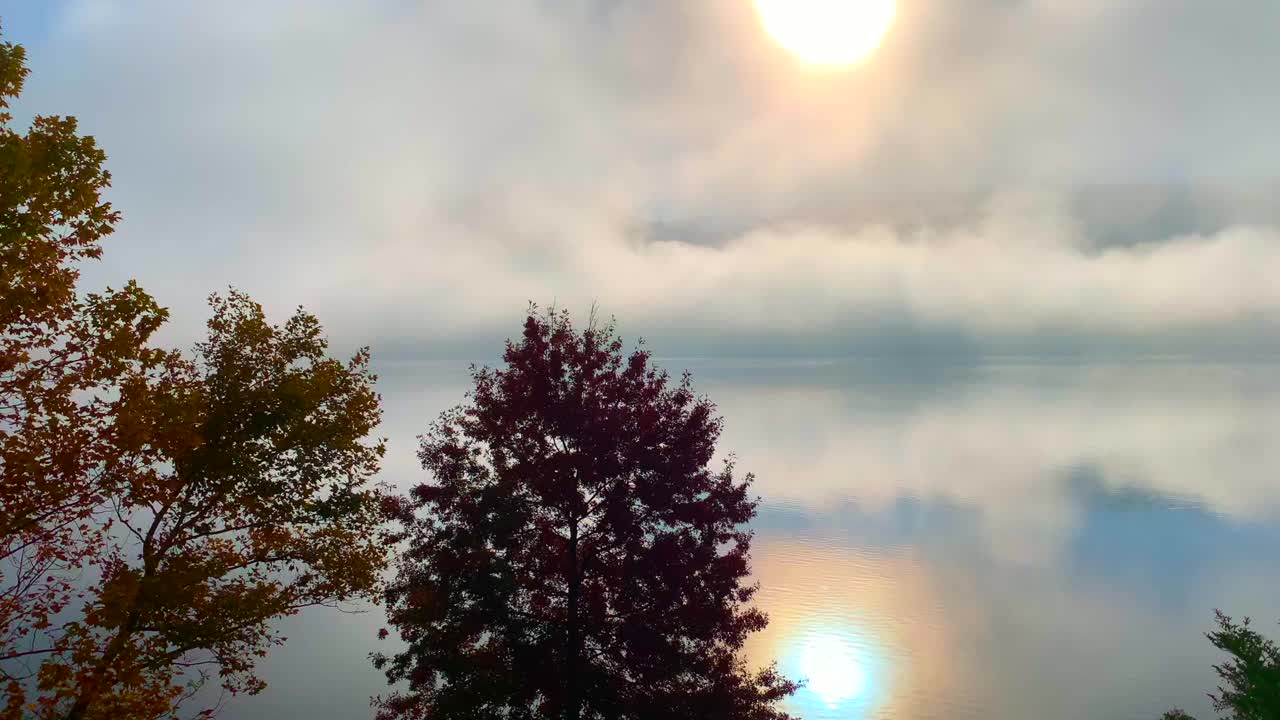 浮云与阳光在高山湖卢加诺视频素材