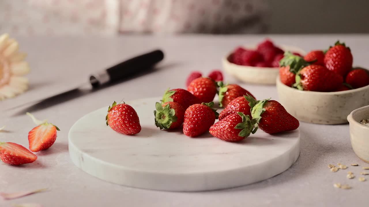 女人用手在菜板上切草莓视频下载