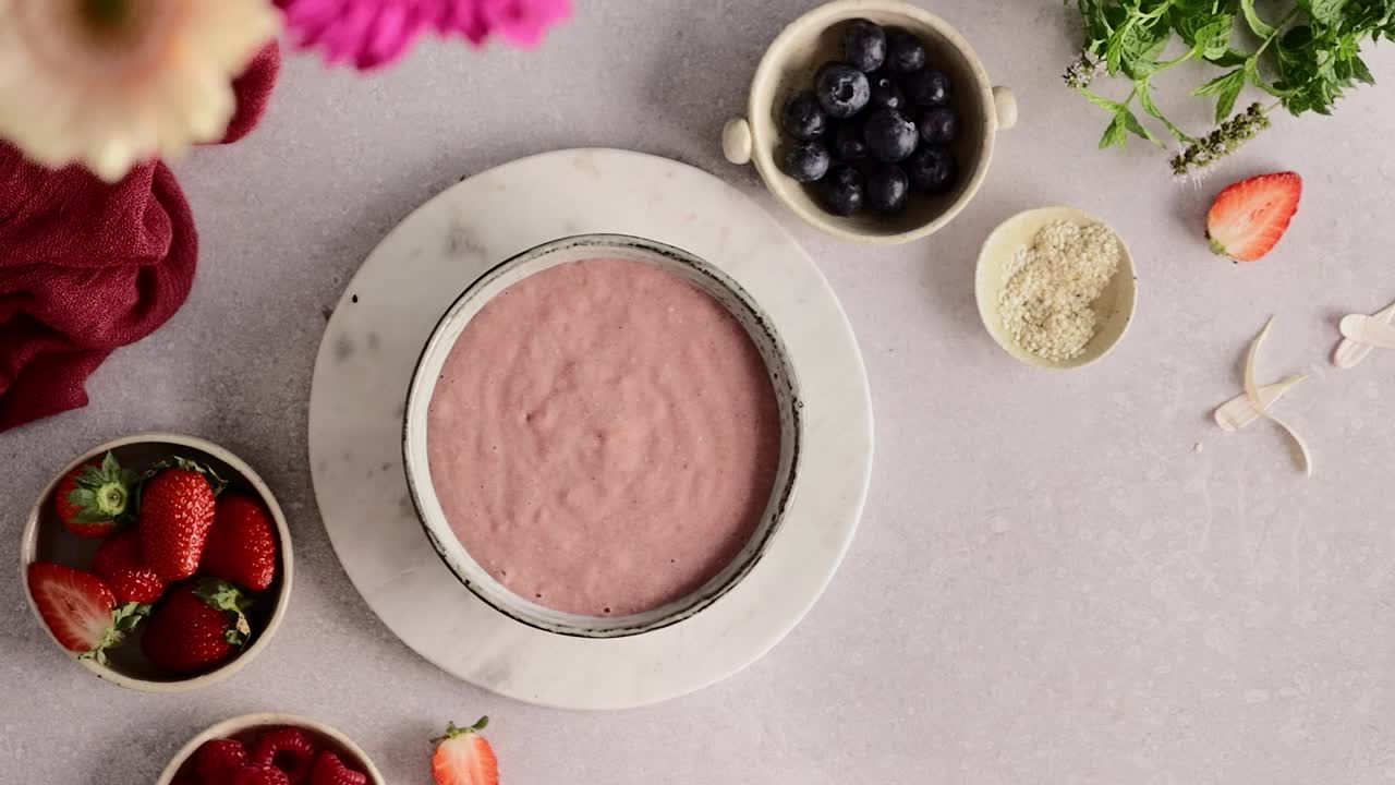 女人用手在草莓奶昔上撒芝麻视频下载