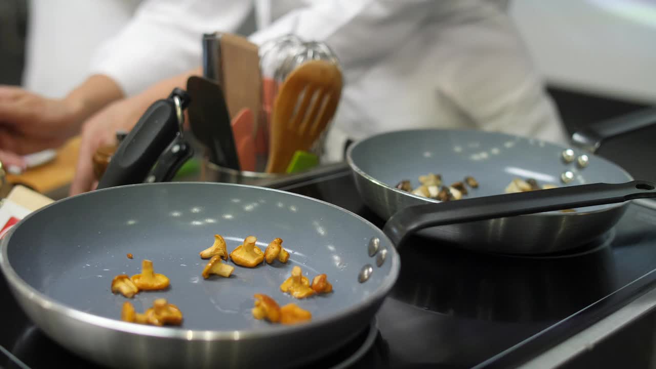 厨师用平底锅煎野蘑菇视频下载