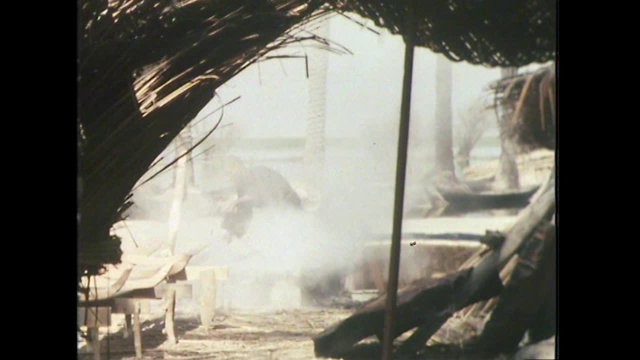 伊拉克，Boatwright建造木筏;1979视频素材