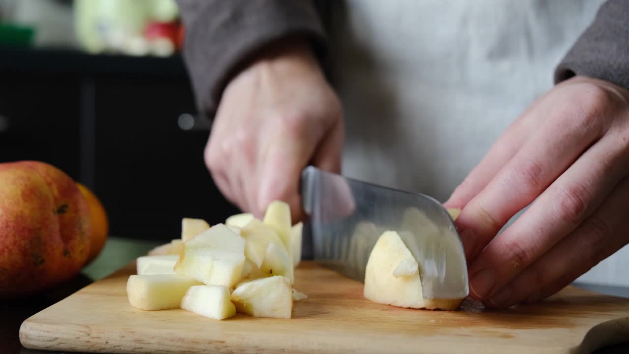一个不知名的人正在切水果和蔬菜做辣酱视频素材