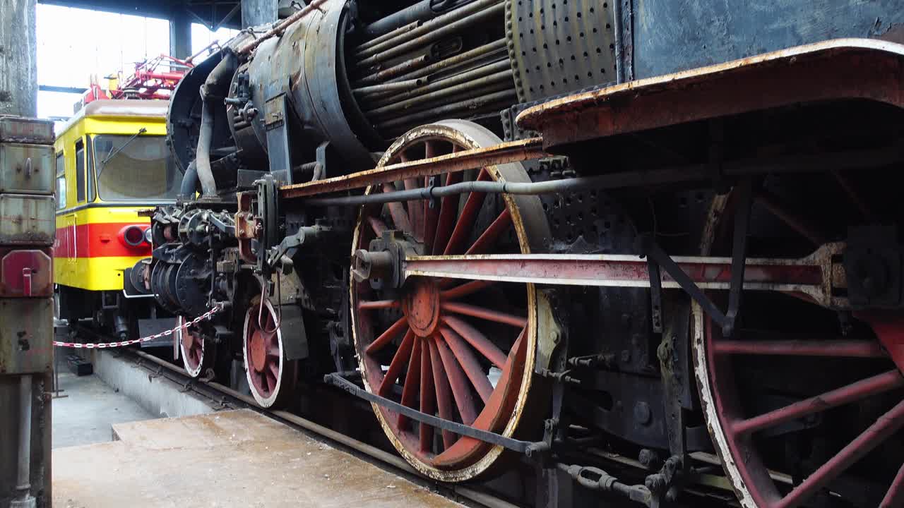 在历史悠久的机车棚里，蒸汽机车的烟筒。视频下载