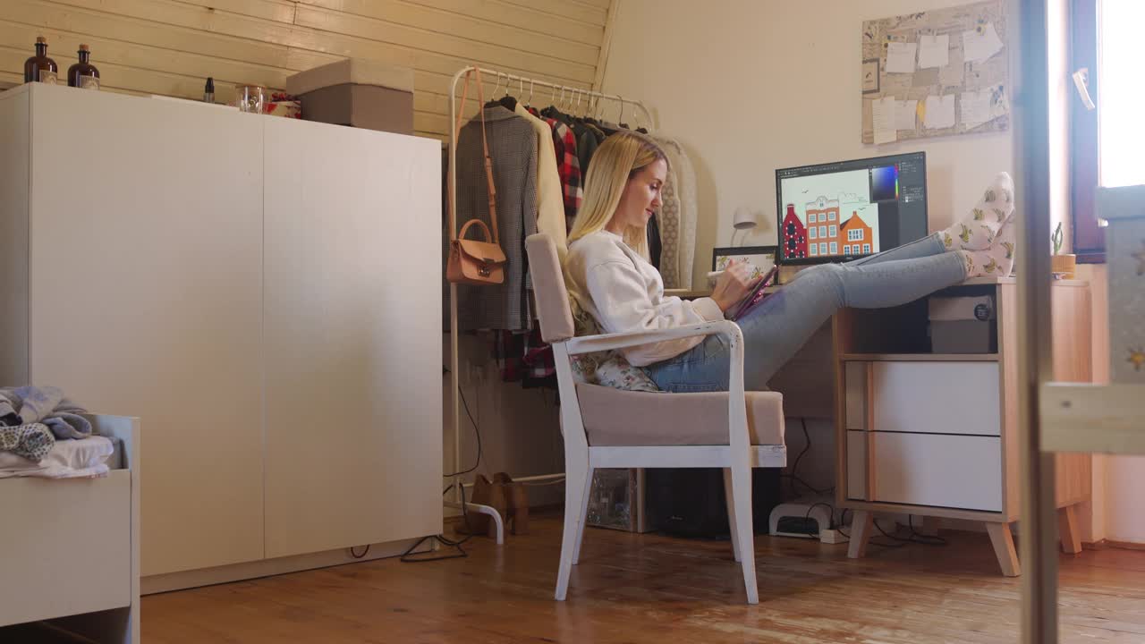 创意女性平面设计师工作在一个新项目，从她的家庭办公室视频下载