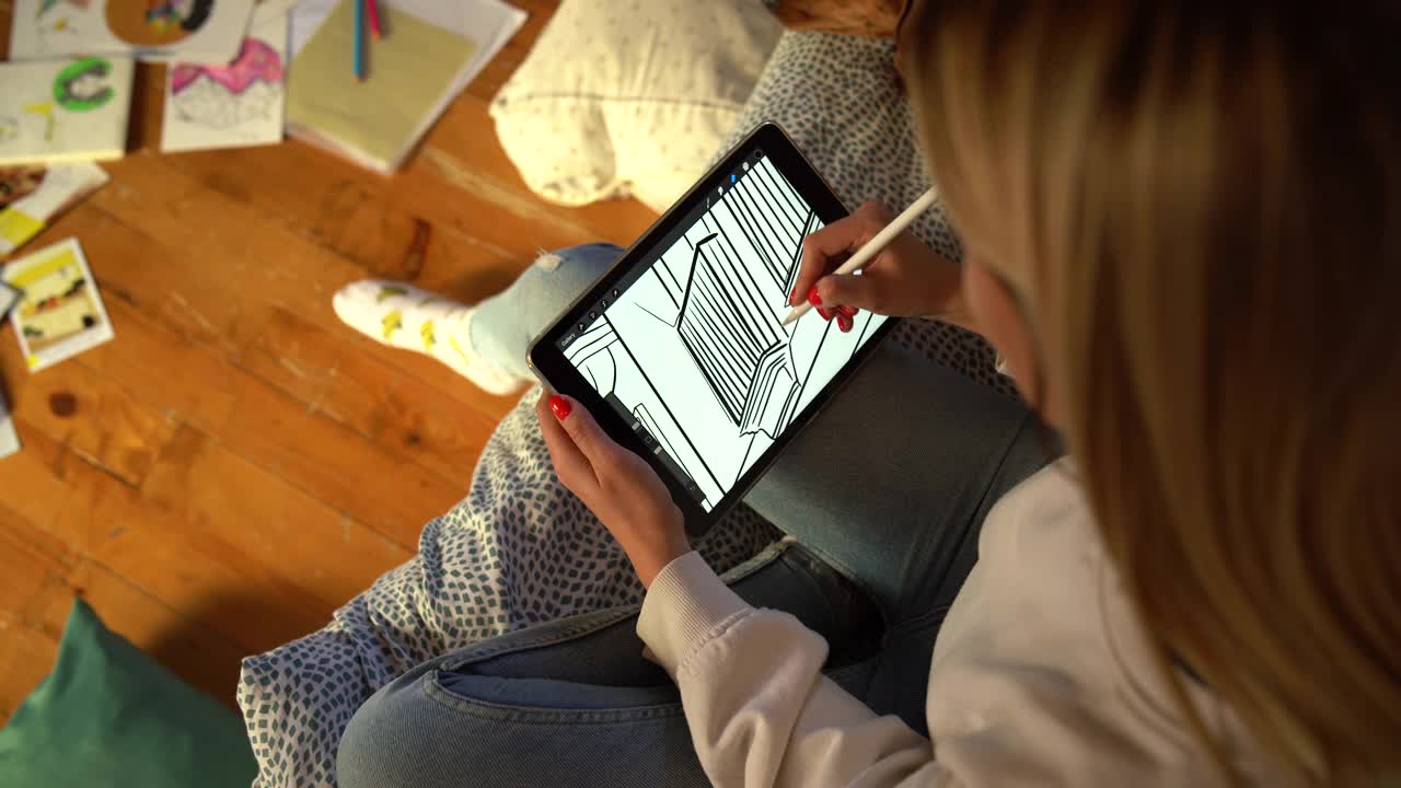女平面设计师使用数码笔，在数码平板电脑上绘图视频下载
