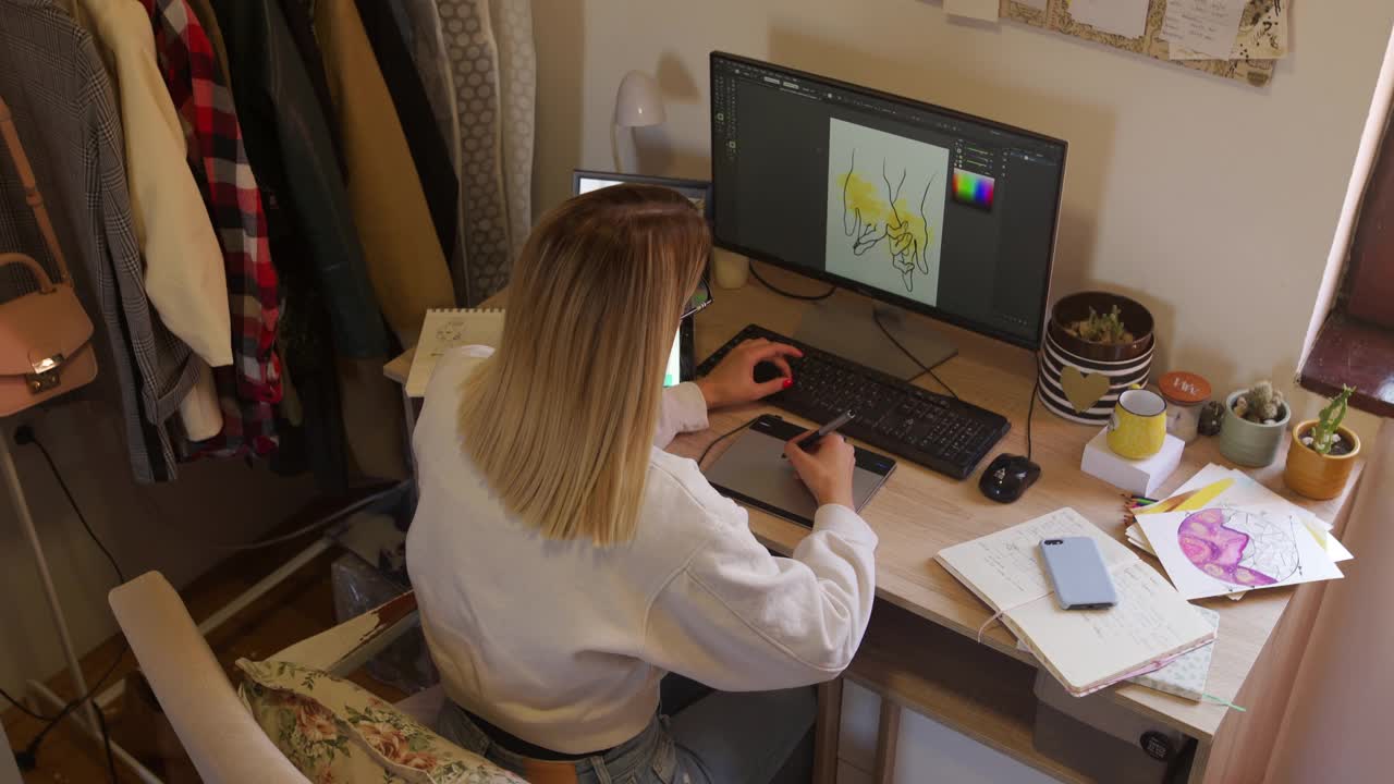 女平面设计师在绘图板上绘制草图，同时在家办公视频下载