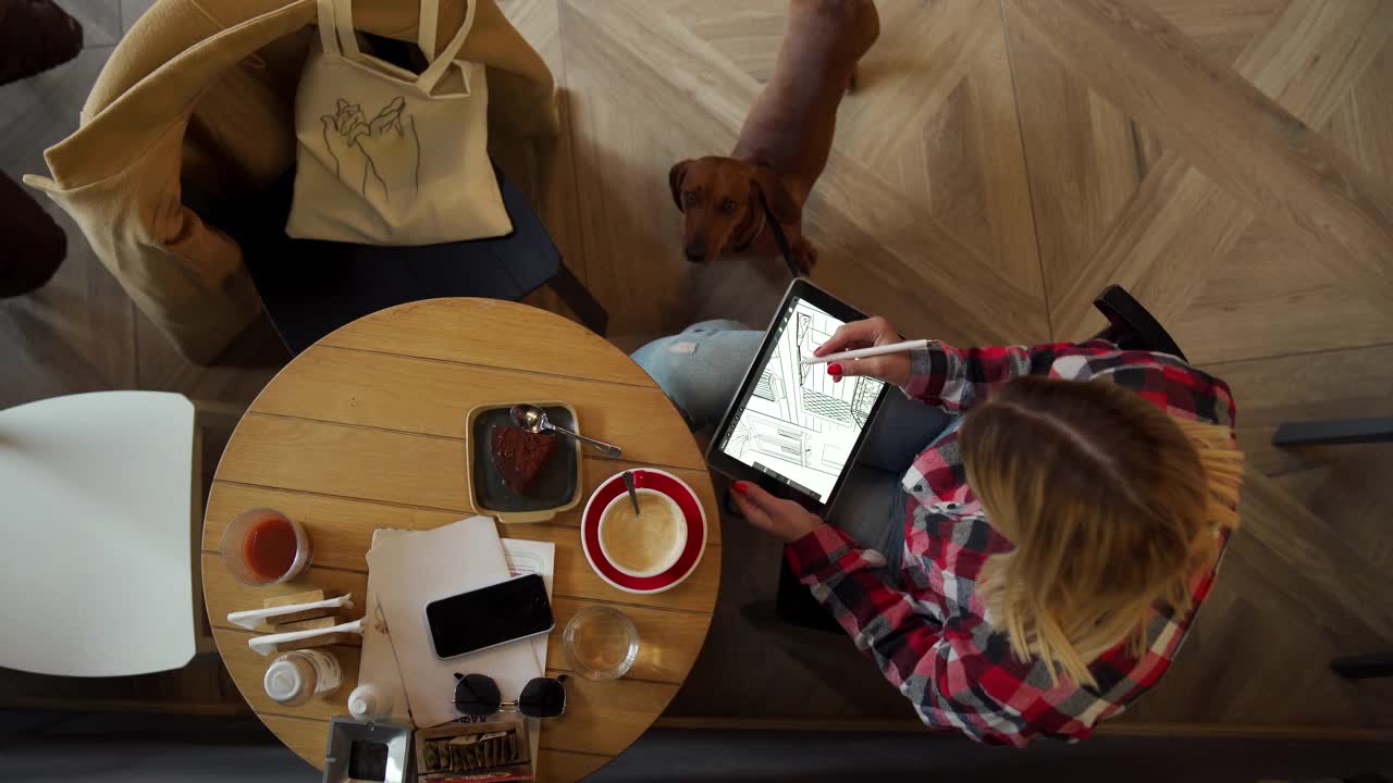现代女性平面设计师在自助餐厅远程工作视频下载