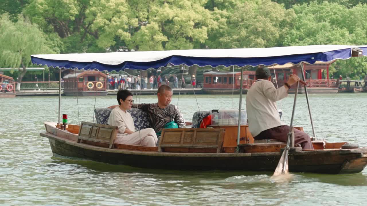 中国杭州西湖上的传统帆船。视频素材