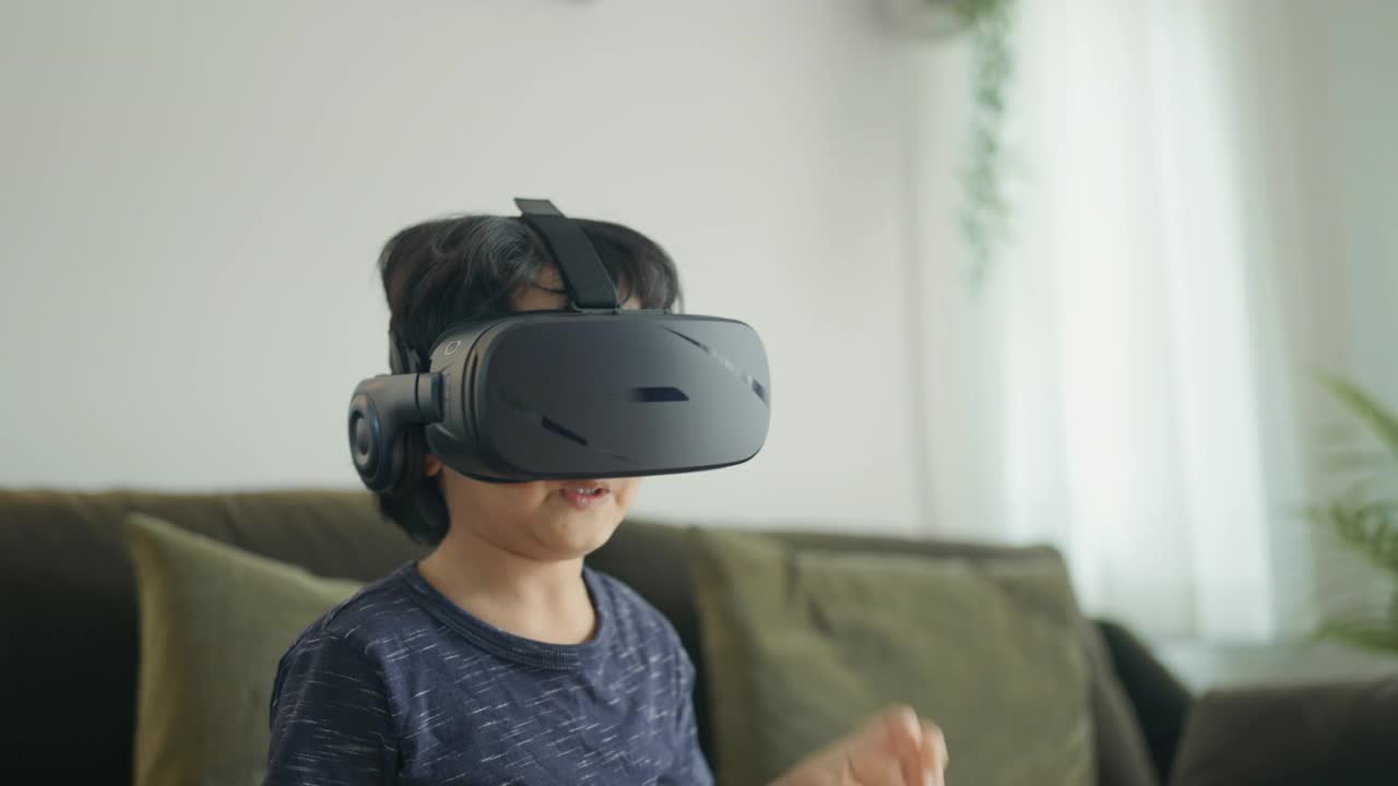 男孩在玩虚拟现实头盔。视频下载