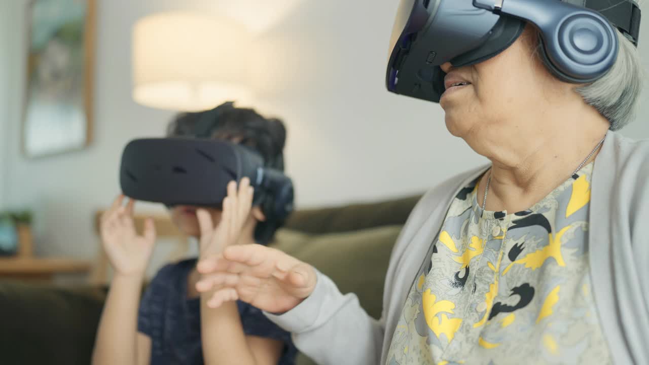 奶奶和孙子戴着VR玩游戏。视频下载